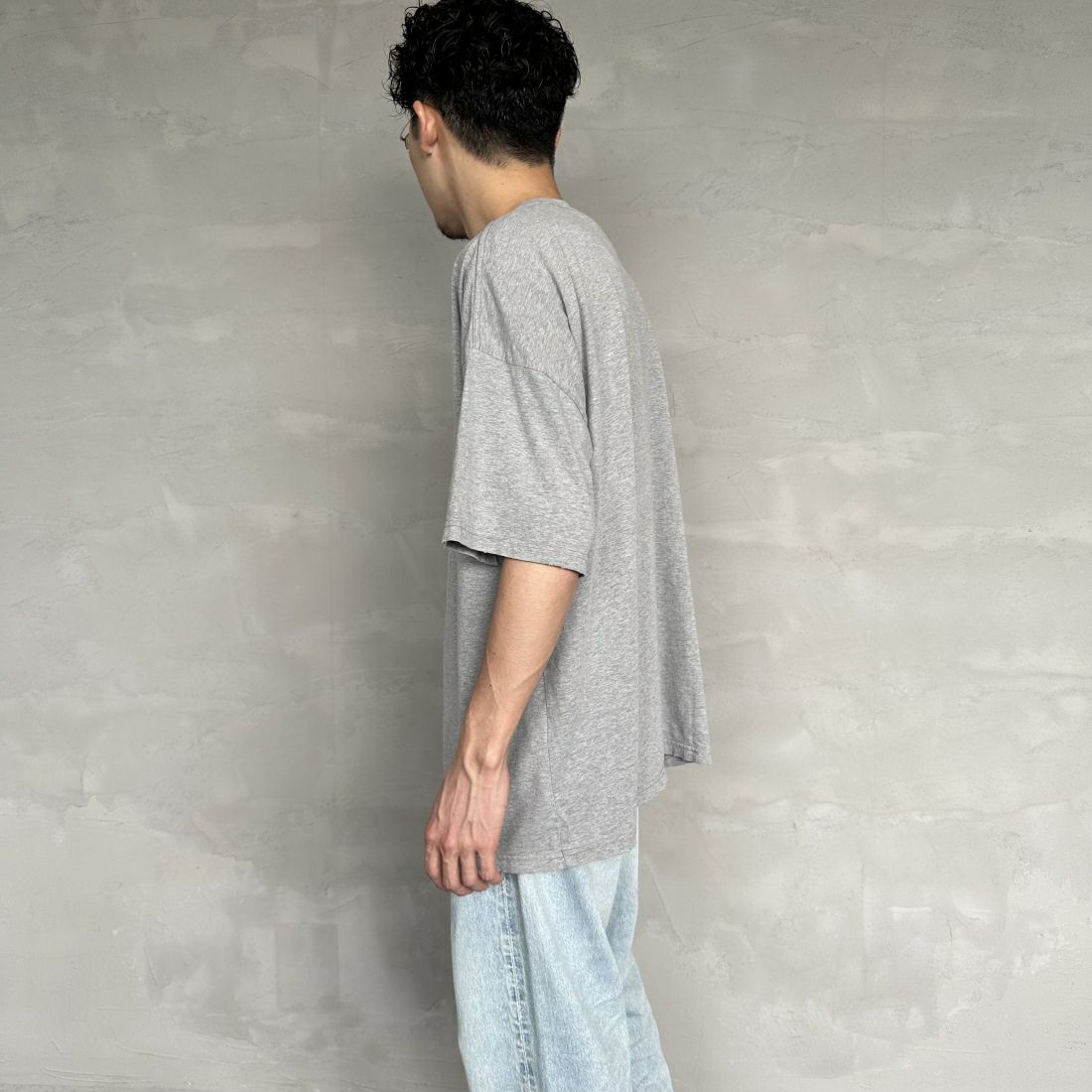 REMI RELIEF [レミレリーフ] 別注 ビッグプリントTシャツ FUCKIN HAVEN [RN26349333-JF] H.GRAY &&モデル身長：168cm 着用サイズ：M&&