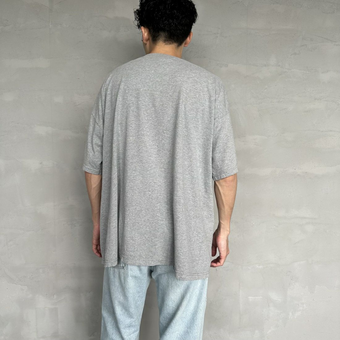 REMI RELIEF [レミレリーフ] 別注 ビッグプリントTシャツ FUCKIN HAVEN [RN26349333-JF] H.GRAY &&モデル身長：168cm 着用サイズ：M&&