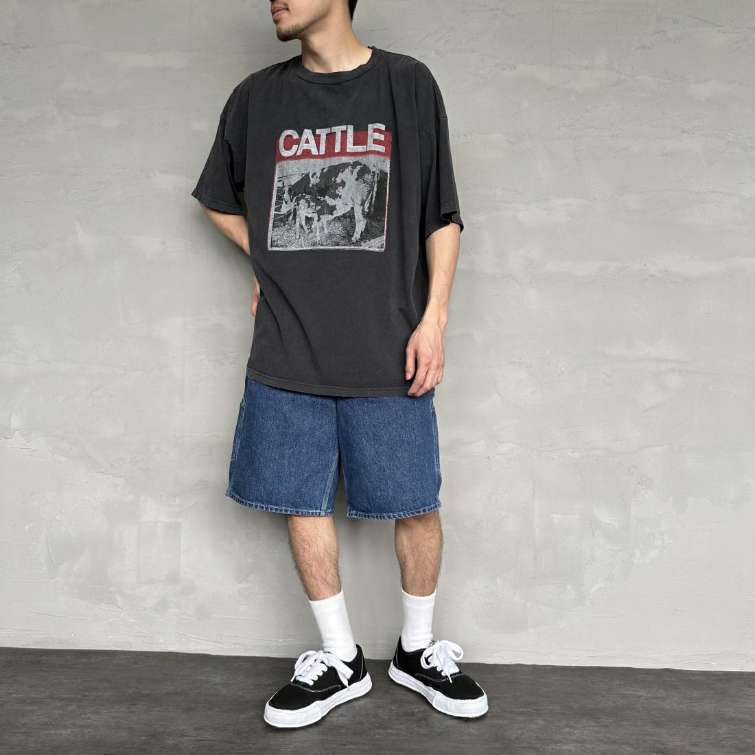 REMI RELIEF [レミレリーフ] 別注 ビッグプリントTシャツ CATTLE [RN26349305-JF] BLACK &&モデル身長：168cm 着用サイズ：M&&