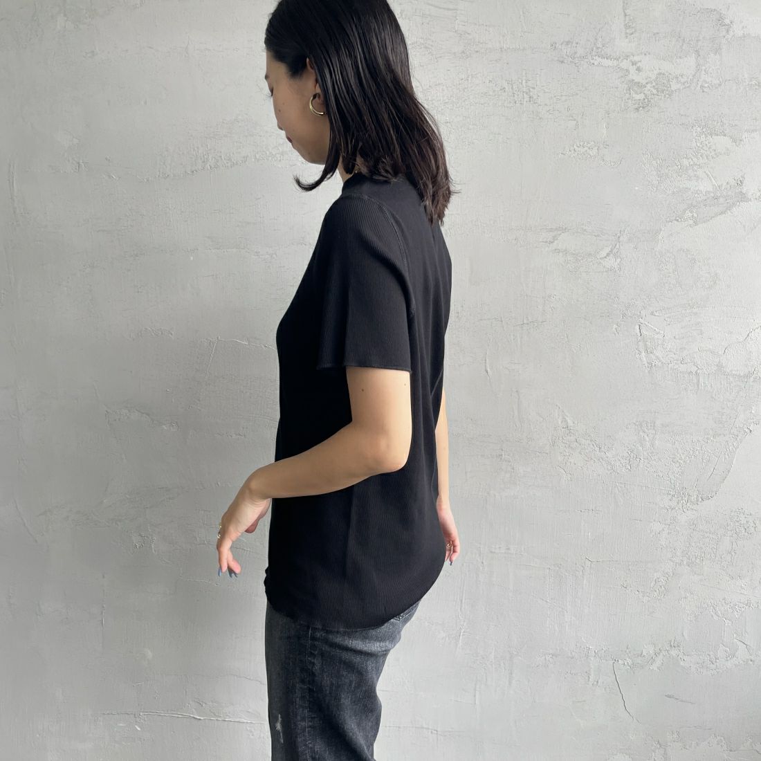 THE SHINZONE [ザ シンゾーン] コンパクトリブTシャツ [24MMSCU06] 07 BLACK &&モデル身長：163cm 着用サイズ：F0&&