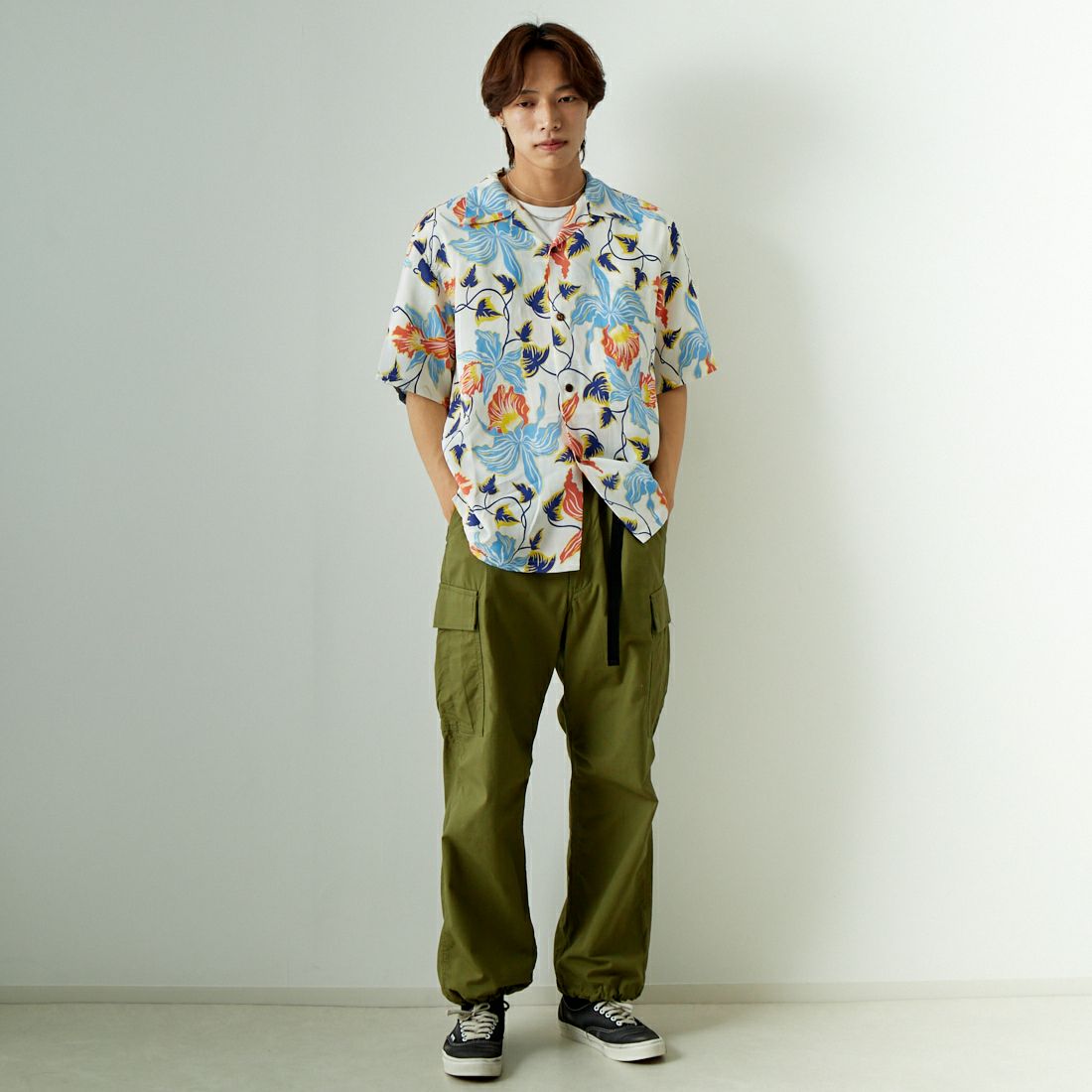 SUN SURF [サンサーフ] レーヨンハワイアンシャツ [SS39217] 105 OFF WH &&モデル身長：179cm 着用サイズ：XL&&
