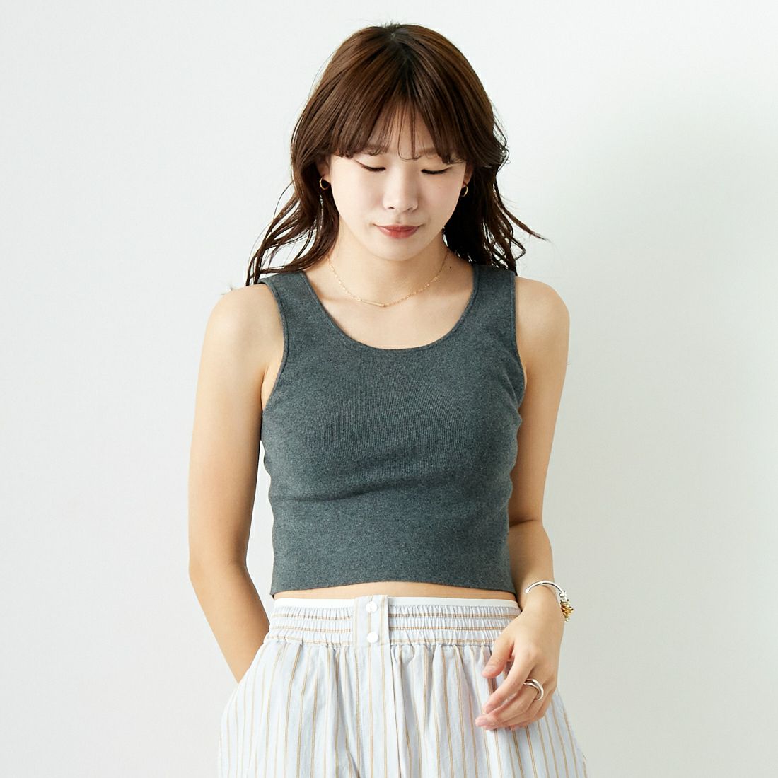 anuke [アンヌーク] クロップド ニットタンクトップ [62410503] C/GRY &&モデル身長：167cm 着用サイズ：F&&