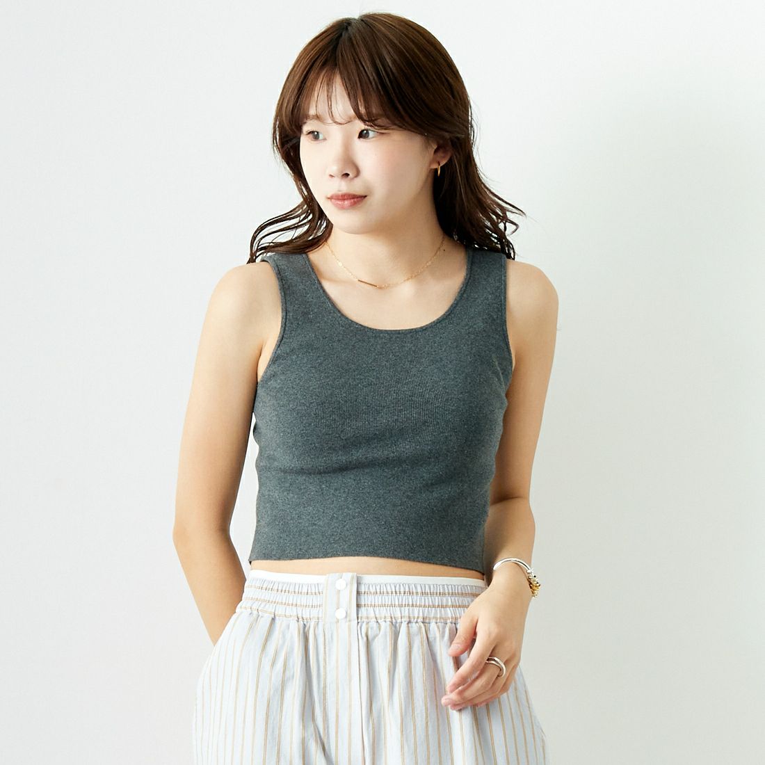 anuke [アンヌーク] クロップド ニットタンクトップ [62410503] C/GRY &&モデル身長：167cm 着用サイズ：F&&