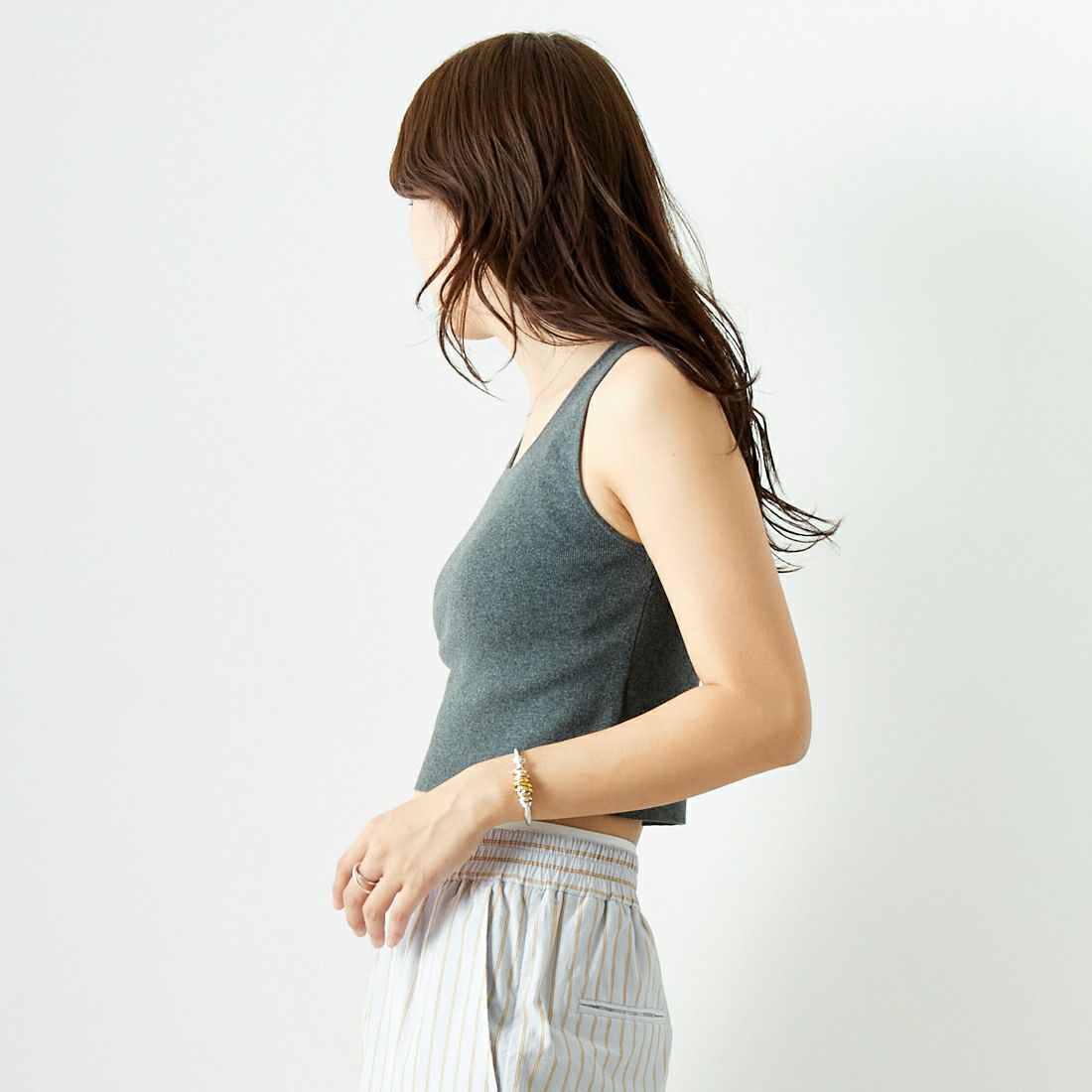 anuke [アンヌーク] クロップド ニットタンクトップ [62410503] C/GRY &&モデル身長：167cm 着用サイズ：F&&