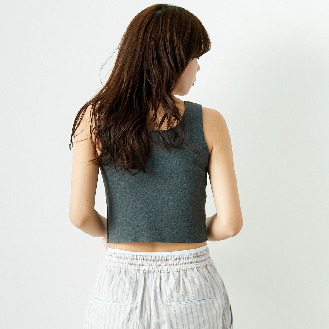 anuke [アンヌーク] クロップド ニットタンクトップ [62410503] C/GRY &&モデル身長：167cm 着用サイズ：F&&