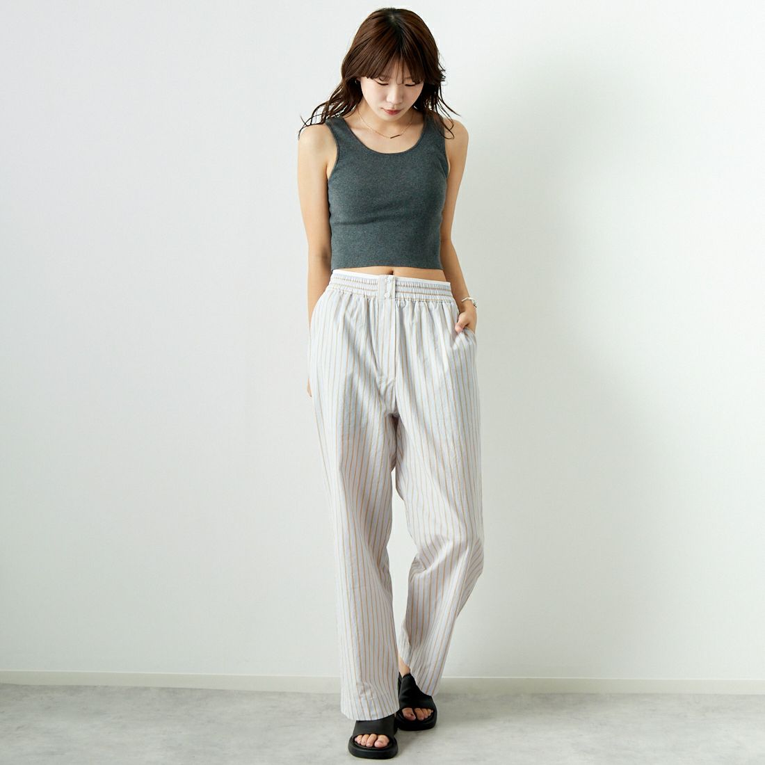 anuke [アンヌーク] クロップド ニットタンクトップ [62410503] C/GRY &&モデル身長：167cm 着用サイズ：F&&