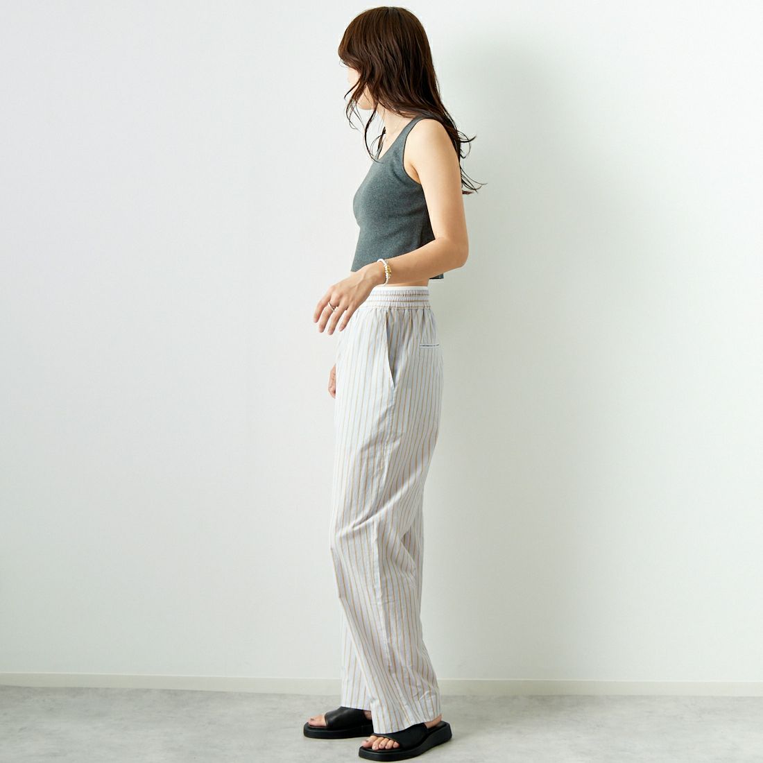 anuke [アンヌーク] クロップド ニットタンクトップ [62410503] C/GRY &&モデル身長：167cm 着用サイズ：F&&