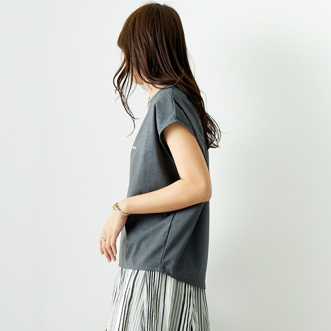 ALLUMER [アリュメール] T/RコクーンシルエットTブラウス [8254706] 805 CHARCO &&モデル身長：167cm 着用サイズ：1&&