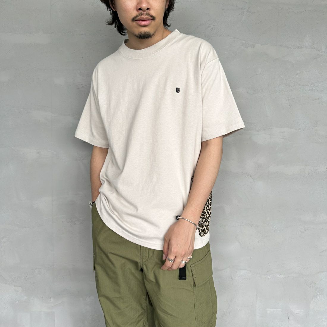 UNIVERSAL OVERALL [ユニバーサルオーバーオール] 別注 カバーオールTシャツ [U2411283IN-JF] GREIGE &&モデル身長：173cm 着用サイズ：M&&