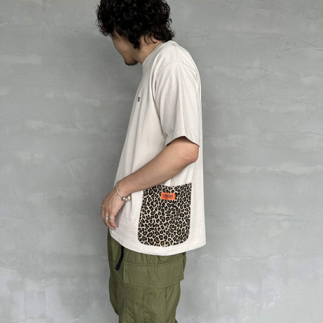 UNIVERSAL OVERALL [ユニバーサルオーバーオール] 別注 カバーオールTシャツ [U2411283IN-JF] GREIGE &&モデル身長：173cm 着用サイズ：M&&