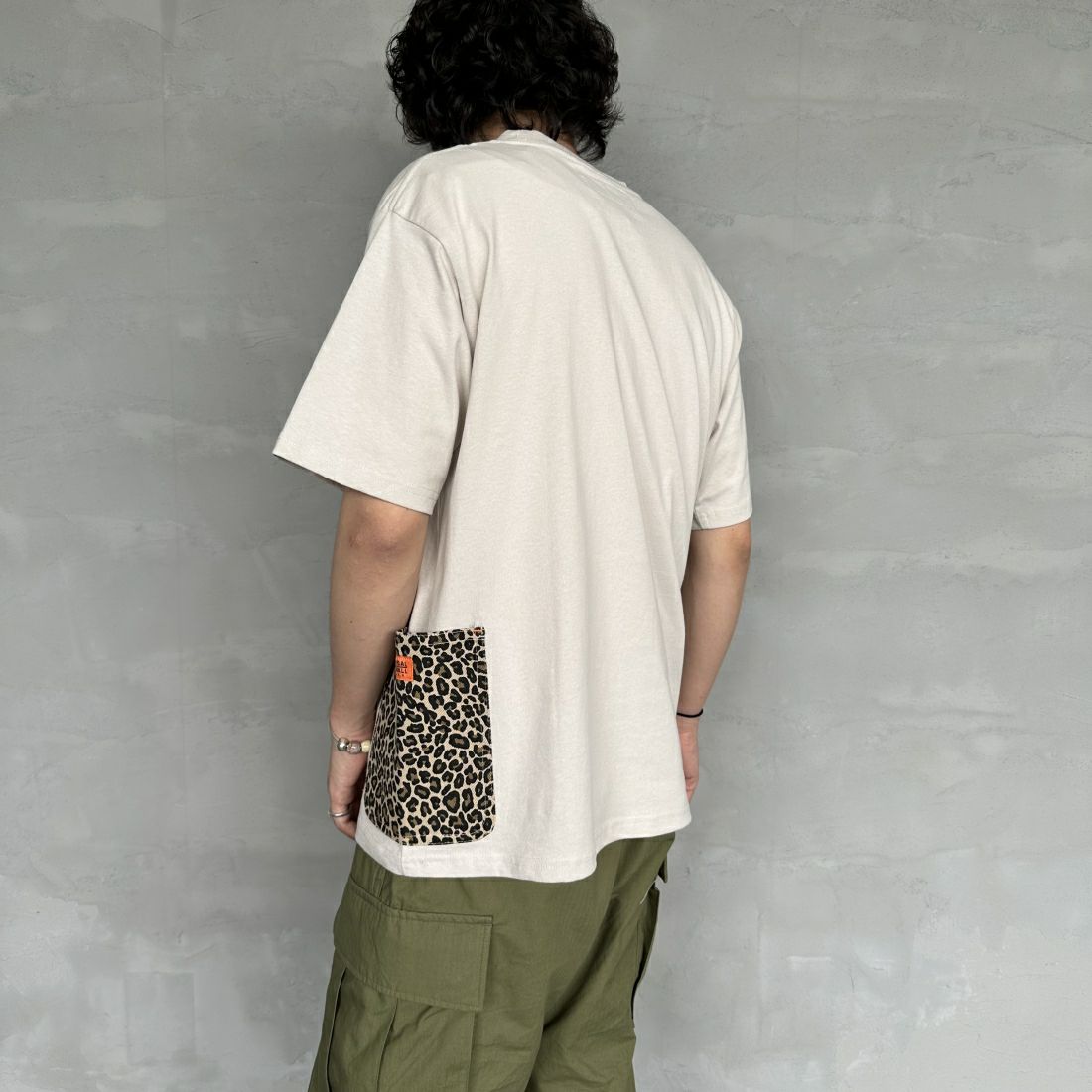 UNIVERSAL OVERALL [ユニバーサルオーバーオール] 別注 カバーオールTシャツ [U2411283IN-JF] GREIGE &&モデル身長：173cm 着用サイズ：M&&