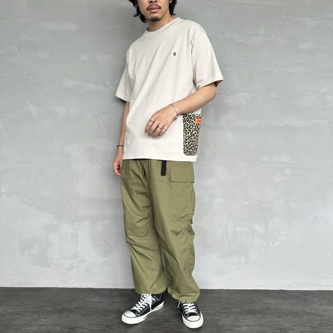 UNIVERSAL OVERALL [ユニバーサルオーバーオール] 別注 カバーオールTシャツ [U2411283IN-JF] GREIGE &&モデル身長：173cm 着用サイズ：M&&