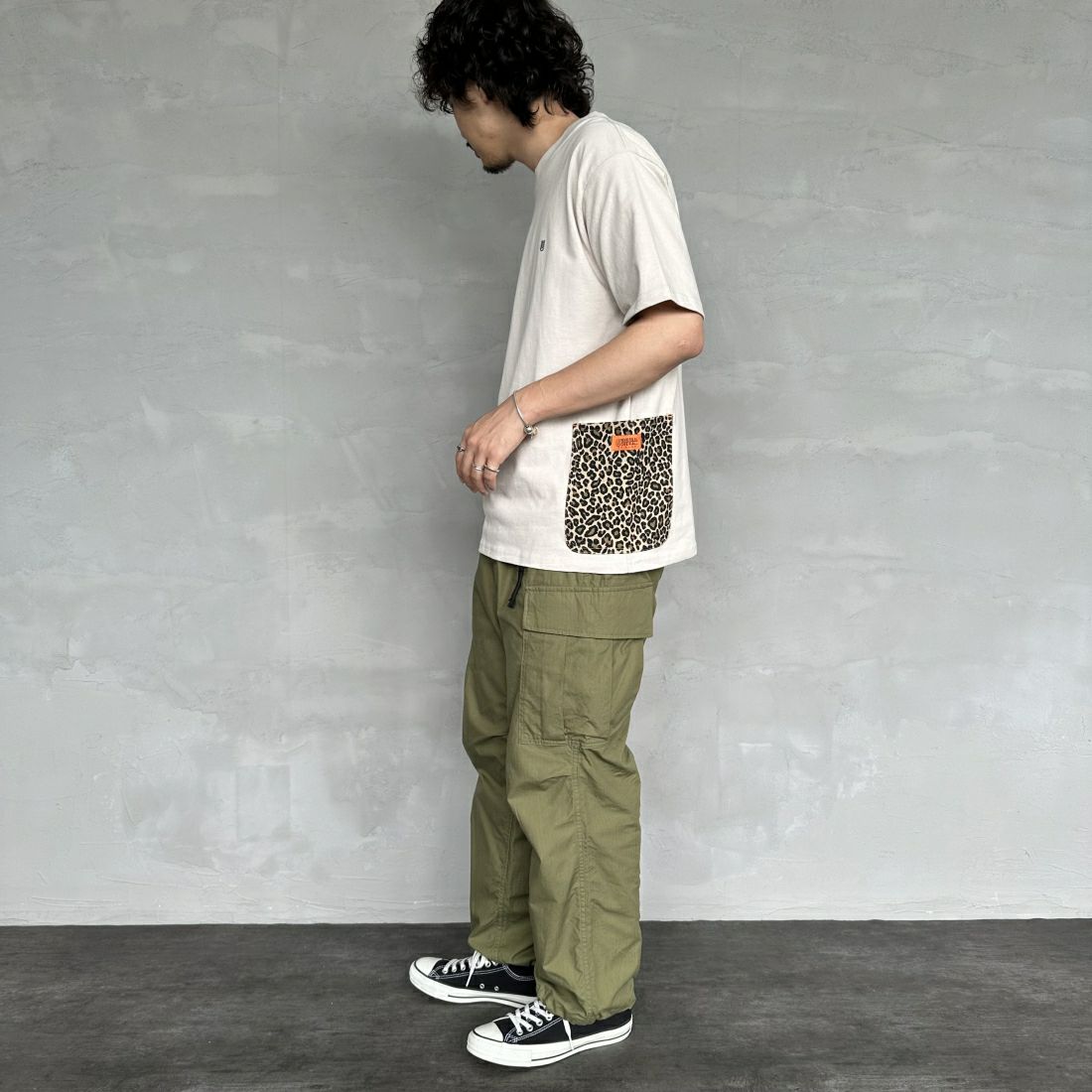 UNIVERSAL OVERALL [ユニバーサルオーバーオール] 別注 カバーオールTシャツ [U2411283IN-JF] GREIGE &&モデル身長：173cm 着用サイズ：M&&