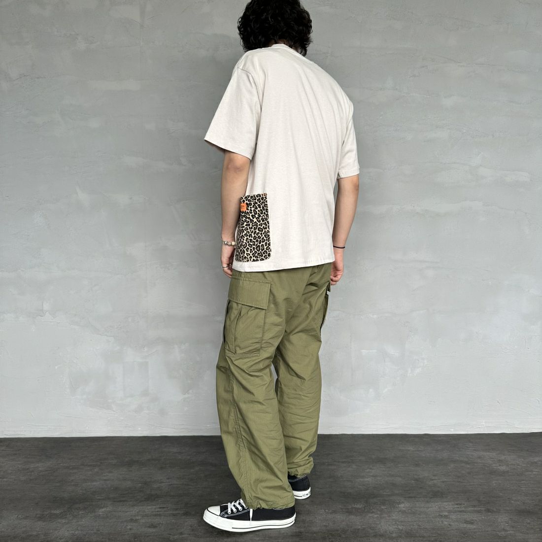UNIVERSAL OVERALL [ユニバーサルオーバーオール] 別注 カバーオールTシャツ [U2411283IN-JF] GREIGE &&モデル身長：173cm 着用サイズ：M&&