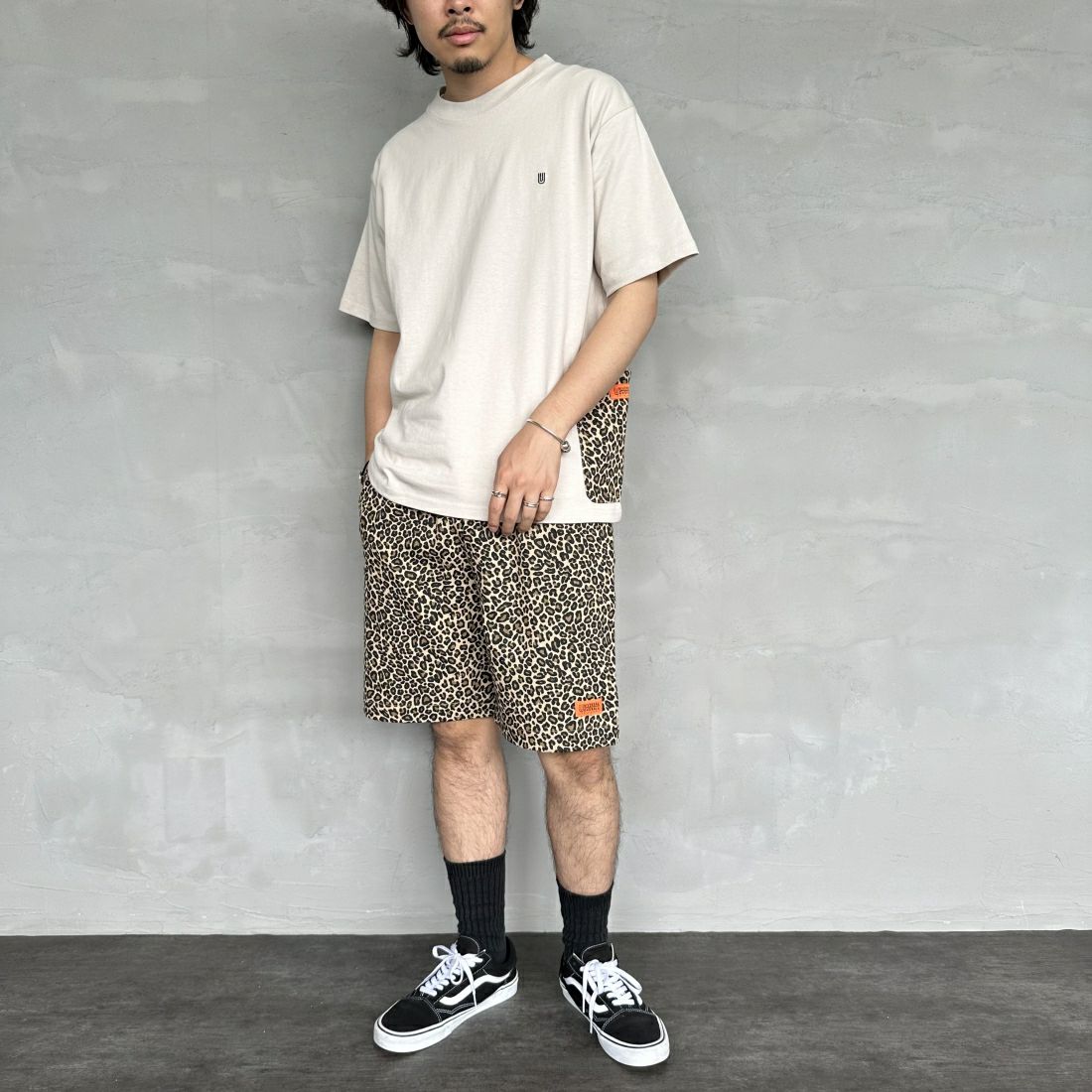 UNIVERSAL OVERALL [ユニバーサルオーバーオール] 別注 カバーオールTシャツ [U2411283IN-JF] GREIGE &&モデル身長：173cm 着用サイズ：M&&