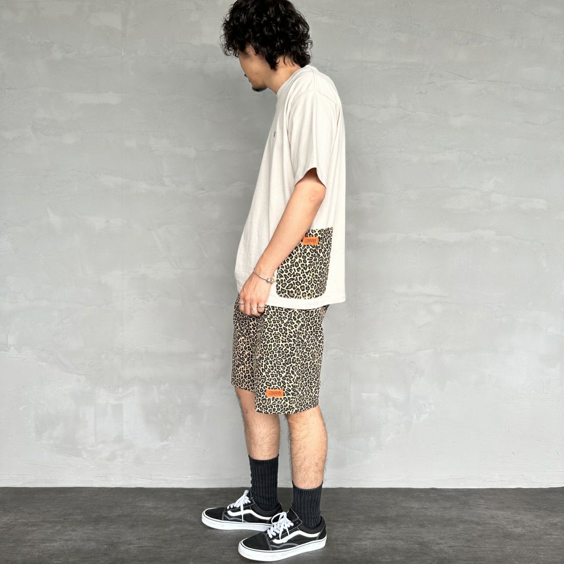 UNIVERSAL OVERALL [ユニバーサルオーバーオール] 別注 カバーオールTシャツ [U2411283IN-JF] GREIGE &&モデル身長：173cm 着用サイズ：M&&