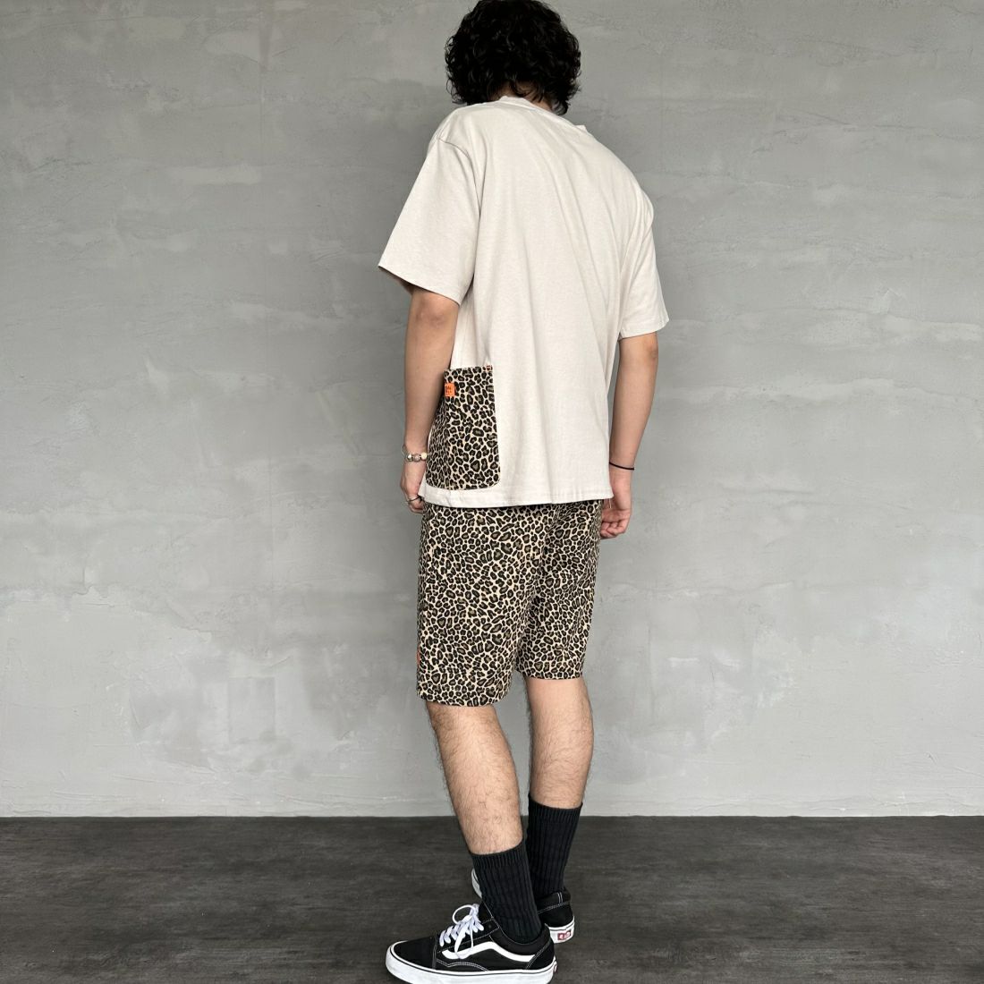UNIVERSAL OVERALL [ユニバーサルオーバーオール] 別注 カバーオールTシャツ [U2411283IN-JF] GREIGE &&モデル身長：173cm 着用サイズ：M&&