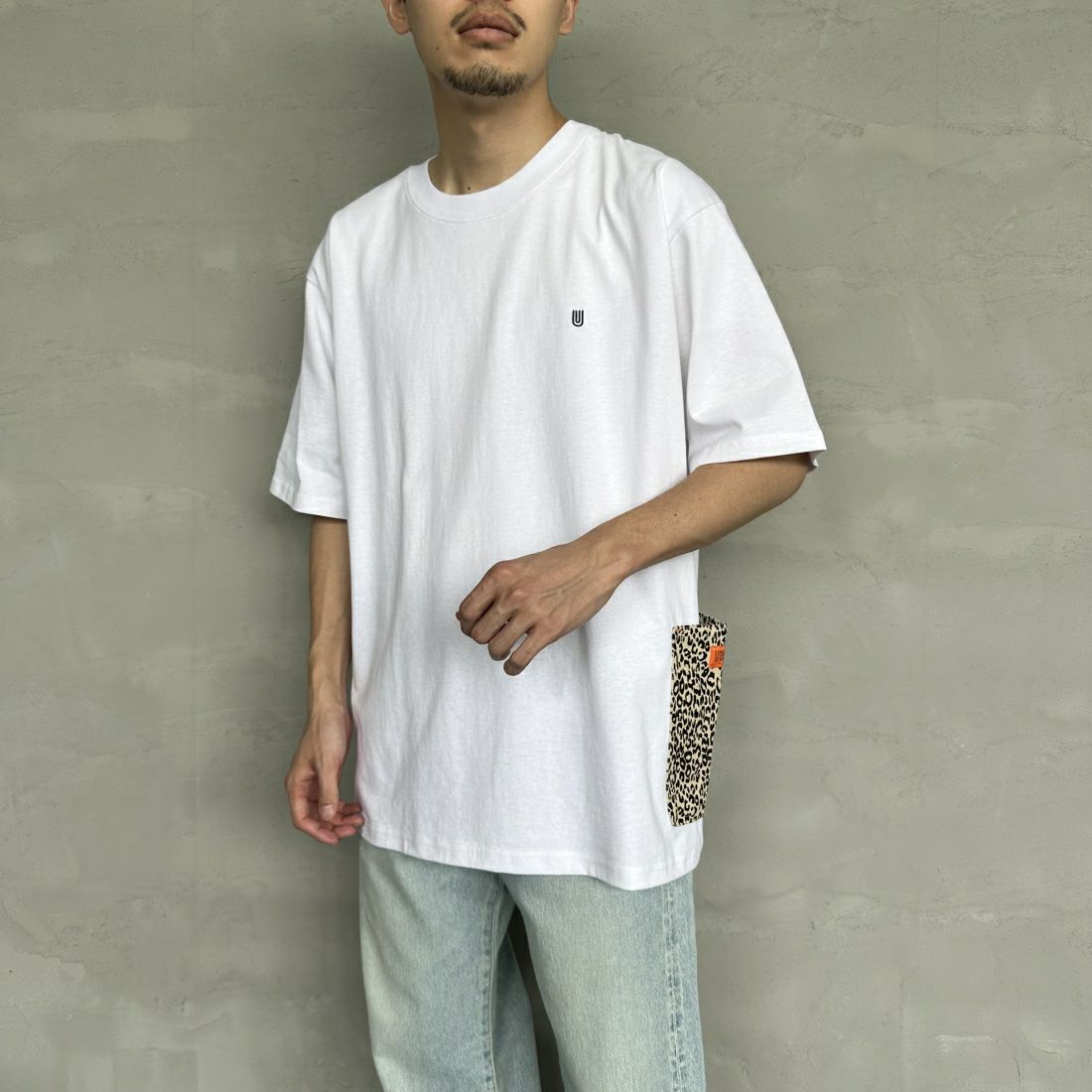 UNIVERSAL OVERALL [ユニバーサルオーバーオール] 別注 カバーオールTシャツ [U2411283IN-JF] WHITE &&モデル身長：168cm 着用サイズ：XL&&