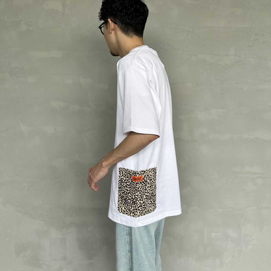 UNIVERSAL OVERALL [ユニバーサルオーバーオール] 別注 カバーオールTシャツ [U2411283IN-JF] WHITE &&モデル身長：168cm 着用サイズ：XL&&
