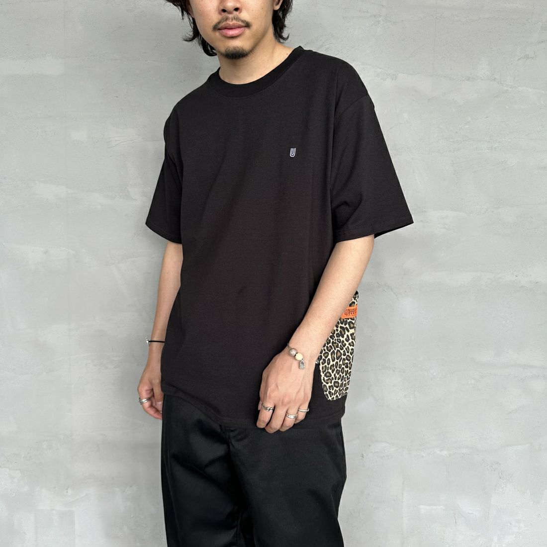 UNIVERSAL OVERALL [ユニバーサルオーバーオール] 別注 カバーオールTシャツ [U2411283IN-JF] BLACK &&モデル身長：173cm 着用サイズ：L&&