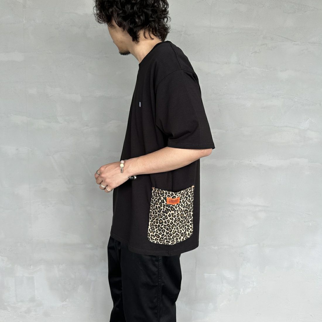 UNIVERSAL OVERALL [ユニバーサルオーバーオール] 別注 カバーオールTシャツ [U2411283IN-JF] BLACK &&モデル身長：173cm 着用サイズ：L&&