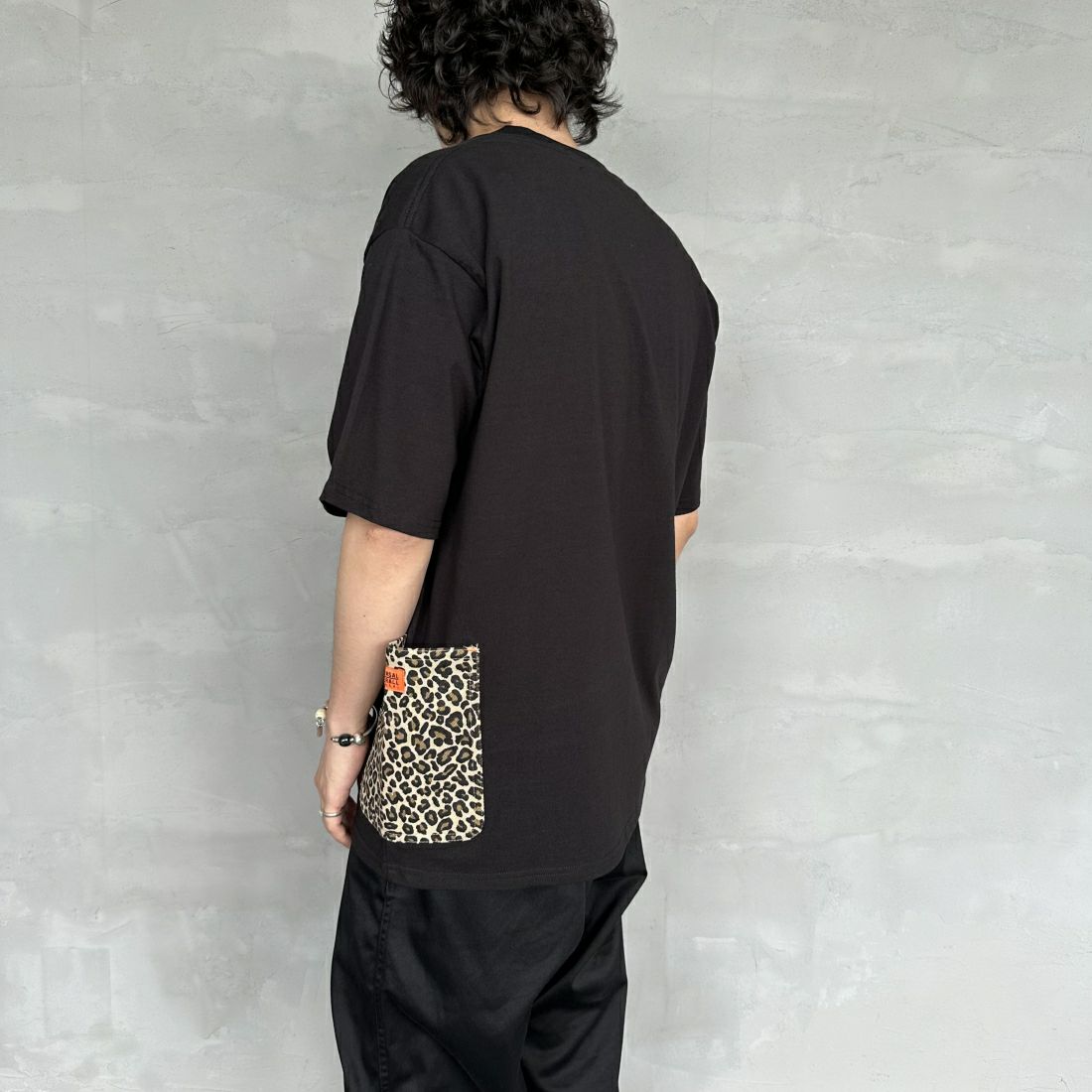 UNIVERSAL OVERALL [ユニバーサルオーバーオール] 別注 カバーオールTシャツ [U2411283IN-JF] BLACK &&モデル身長：173cm 着用サイズ：L&&