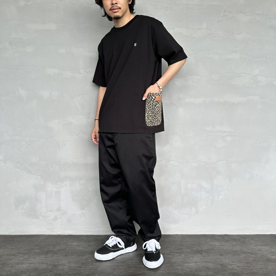UNIVERSAL OVERALL [ユニバーサルオーバーオール] 別注 カバーオールTシャツ [U2411283IN-JF] BLACK &&モデル身長：173cm 着用サイズ：L&&