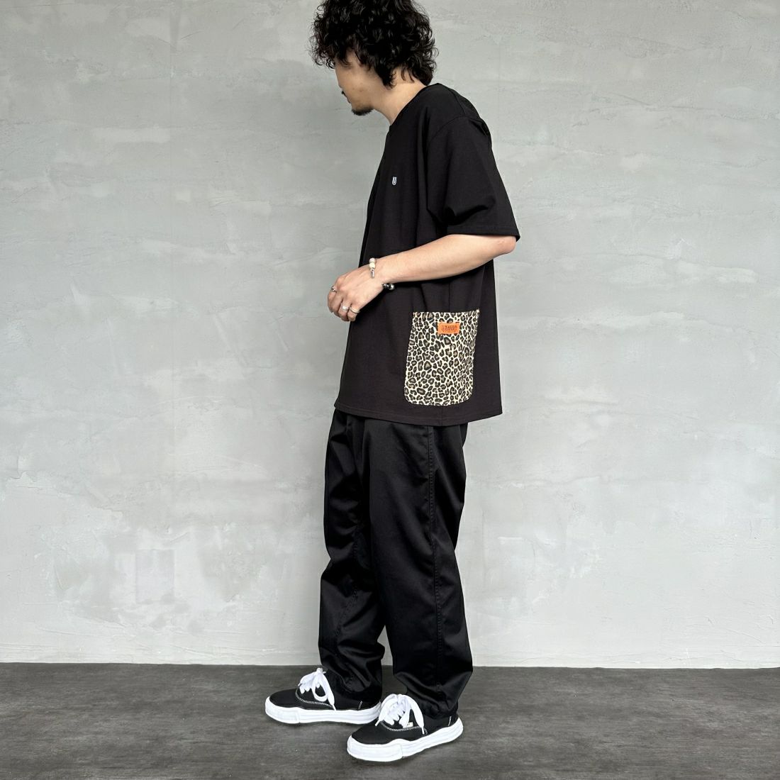 UNIVERSAL OVERALL [ユニバーサルオーバーオール] 別注 カバーオールTシャツ [U2411283IN-JF] BLACK &&モデル身長：173cm 着用サイズ：L&&