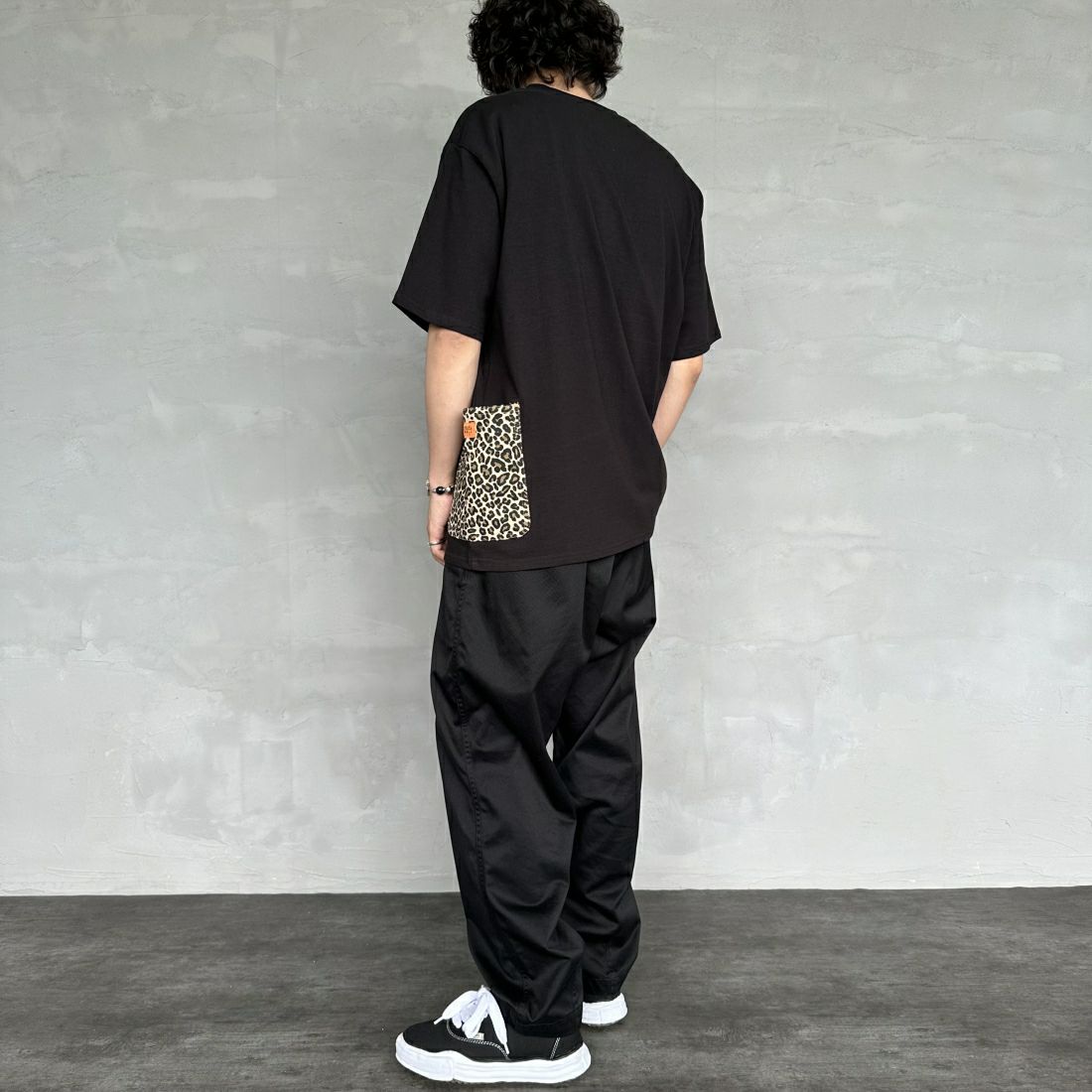 UNIVERSAL OVERALL [ユニバーサルオーバーオール] 別注 カバーオールTシャツ [U2411283IN-JF] BLACK &&モデル身長：173cm 着用サイズ：L&&