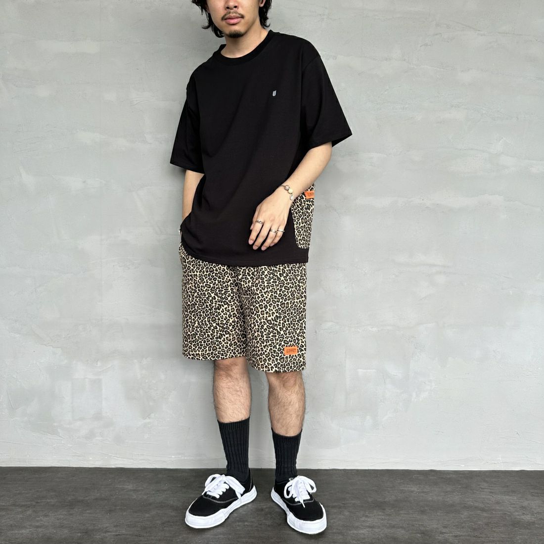 UNIVERSAL OVERALL [ユニバーサルオーバーオール] 別注 カバーオールTシャツ [U2411283IN-JF] BLACK &&モデル身長：173cm 着用サイズ：L&&