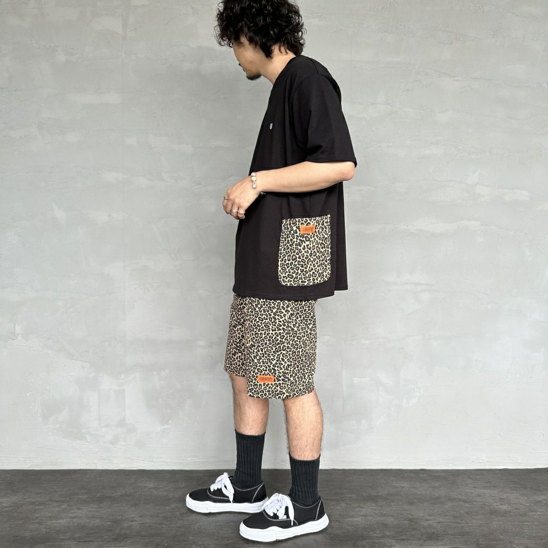 UNIVERSAL OVERALL [ユニバーサルオーバーオール] 別注 カバーオールTシャツ [U2411283IN-JF] BLACK &&モデル身長：173cm 着用サイズ：L&&