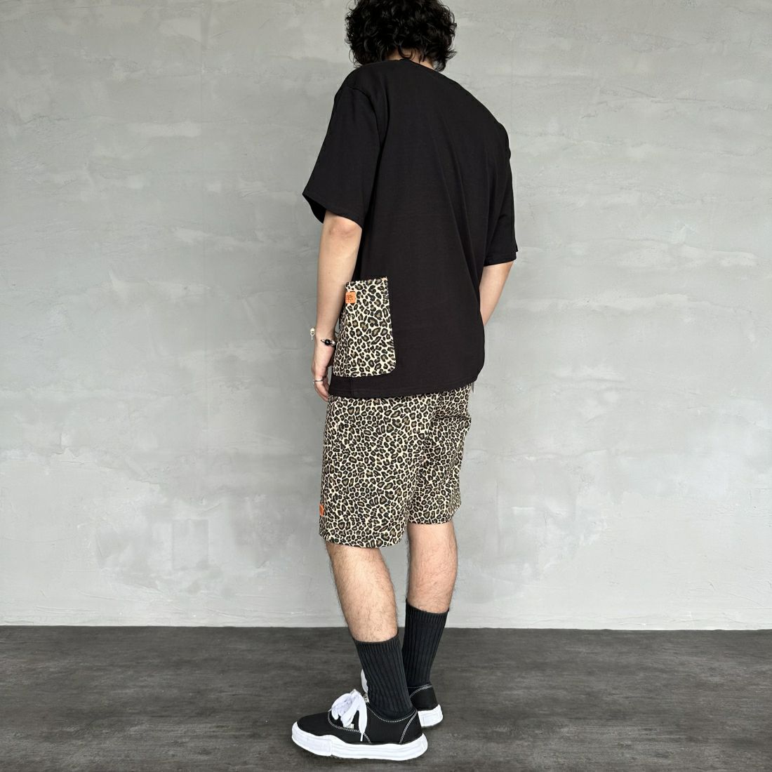 UNIVERSAL OVERALL [ユニバーサルオーバーオール] 別注 カバーオールTシャツ [U2411283IN-JF] BLACK &&モデル身長：173cm 着用サイズ：L&&