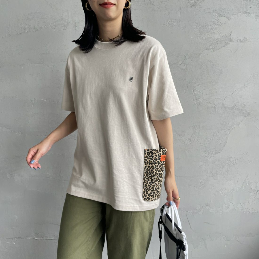 UNIVERSAL OVERALL [ユニバーサルオーバーオール] 別注 カバーオールTシャツ [U2411283IN-JF] GREIGE &&モデル身長：163cm 着用サイズ：S&&