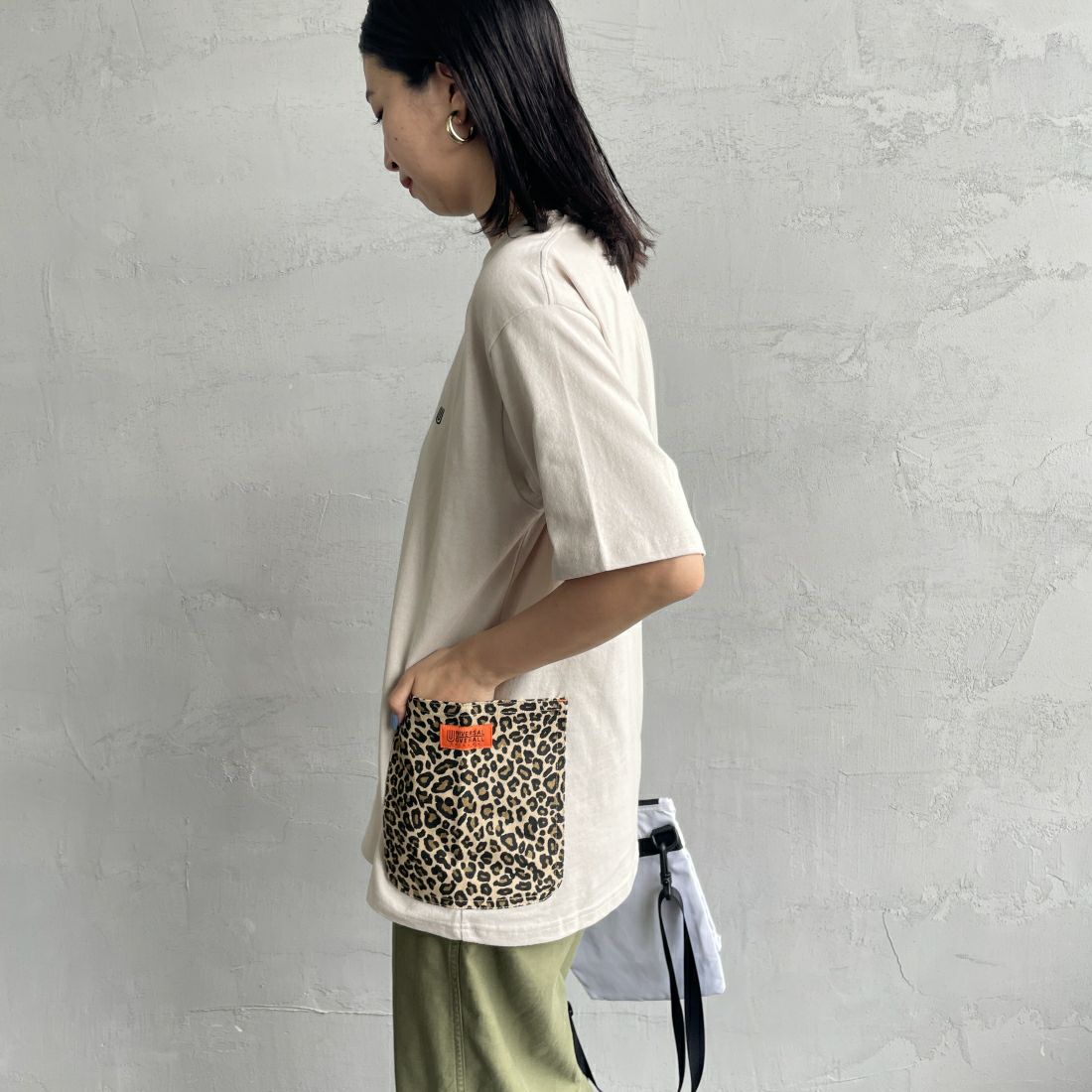 UNIVERSAL OVERALL [ユニバーサルオーバーオール] 別注 カバーオールTシャツ [U2411283IN-JF] GREIGE &&モデル身長：163cm 着用サイズ：S&&