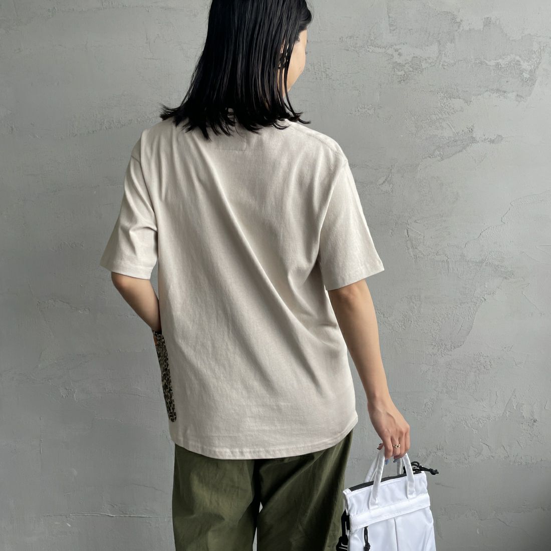 UNIVERSAL OVERALL [ユニバーサルオーバーオール] 別注 カバーオールTシャツ [U2411283IN-JF] GREIGE &&モデル身長：163cm 着用サイズ：S&&