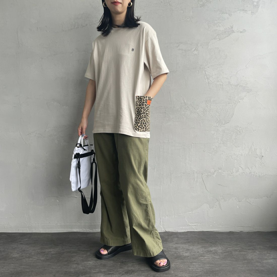 UNIVERSAL OVERALL [ユニバーサルオーバーオール] 別注 カバーオールTシャツ [U2411283IN-JF] GREIGE &&モデル身長：163cm 着用サイズ：S&&