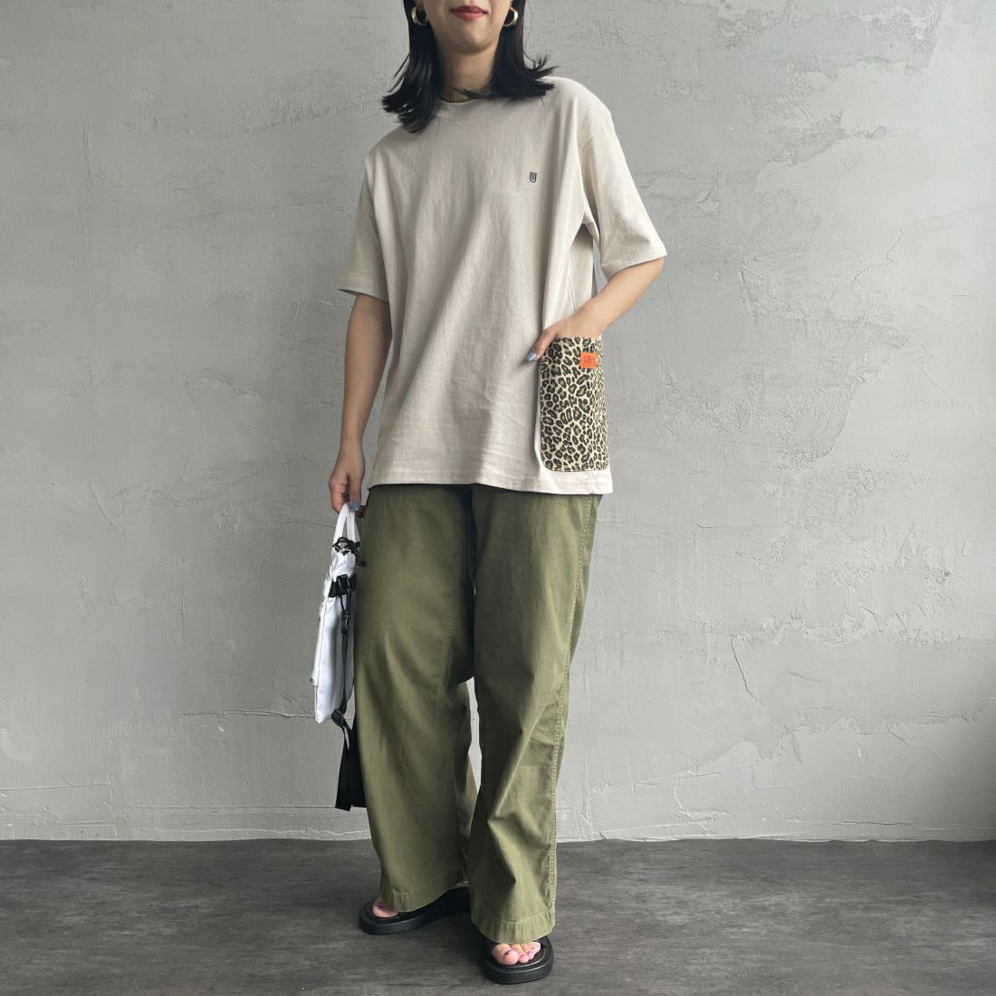 UNIVERSAL OVERALL [ユニバーサルオーバーオール] 別注 カバーオールTシャツ [U2411283IN-JF] GREIGE &&モデル身長：163cm 着用サイズ：S&&