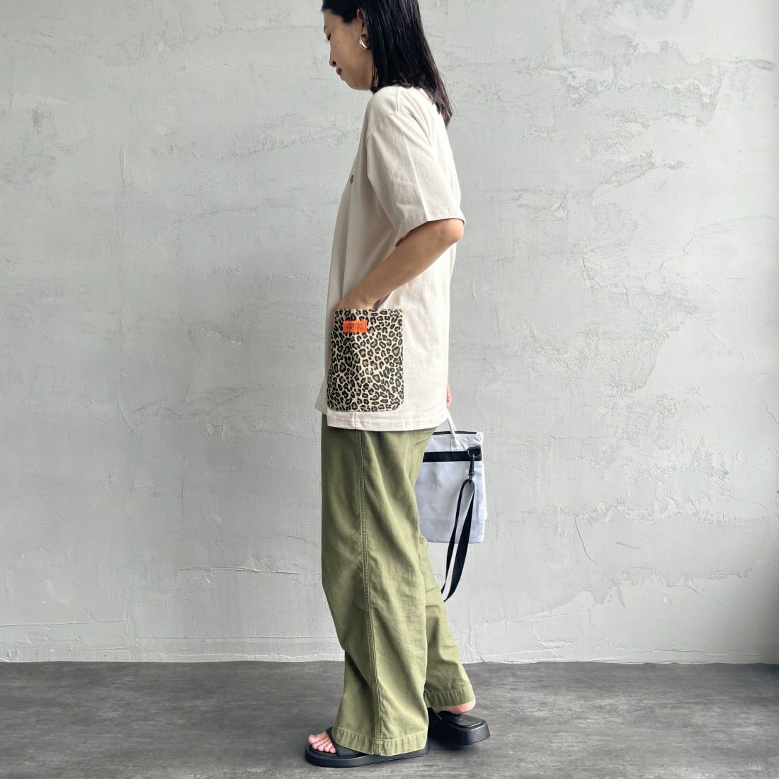 UNIVERSAL OVERALL [ユニバーサルオーバーオール] 別注 カバーオールTシャツ [U2411283IN-JF] GREIGE &&モデル身長：163cm 着用サイズ：S&&