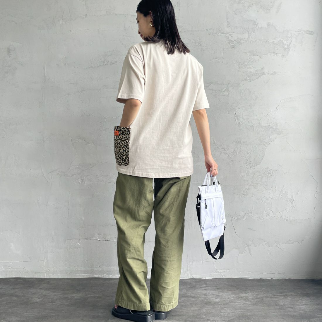 UNIVERSAL OVERALL [ユニバーサルオーバーオール] 別注 カバーオールTシャツ [U2411283IN-JF] GREIGE &&モデル身長：163cm 着用サイズ：S&&