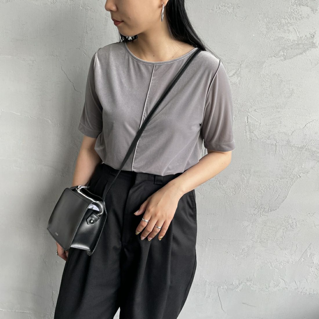 By/m [バイエム] ショートスリーブ シアーベロアTシャツ [24412030] 07 GRAY &&モデル身長：156cm 着用サイズ：F&&