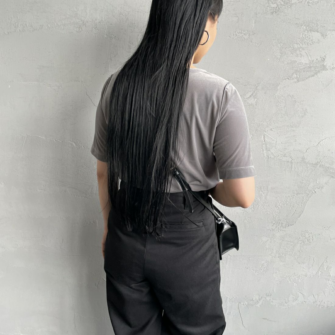 By/m [バイエム] ショートスリーブ シアーベロアTシャツ [24412030] 07 GRAY &&モデル身長：156cm 着用サイズ：F&&