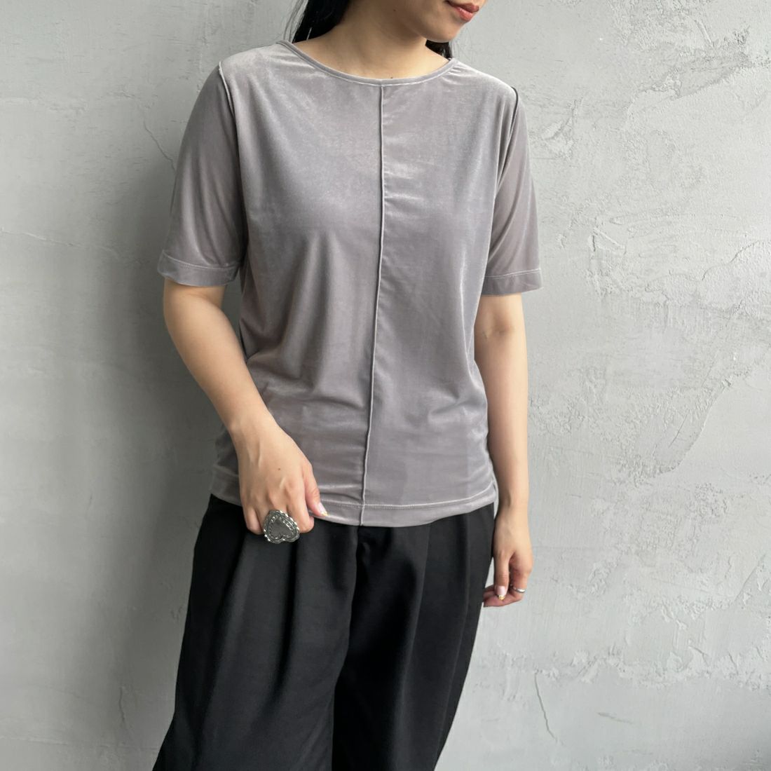 By/m [バイエム] ショートスリーブ シアーベロアTシャツ [24412030] 07 GRAY &&モデル身長：156cm 着用サイズ：F&&