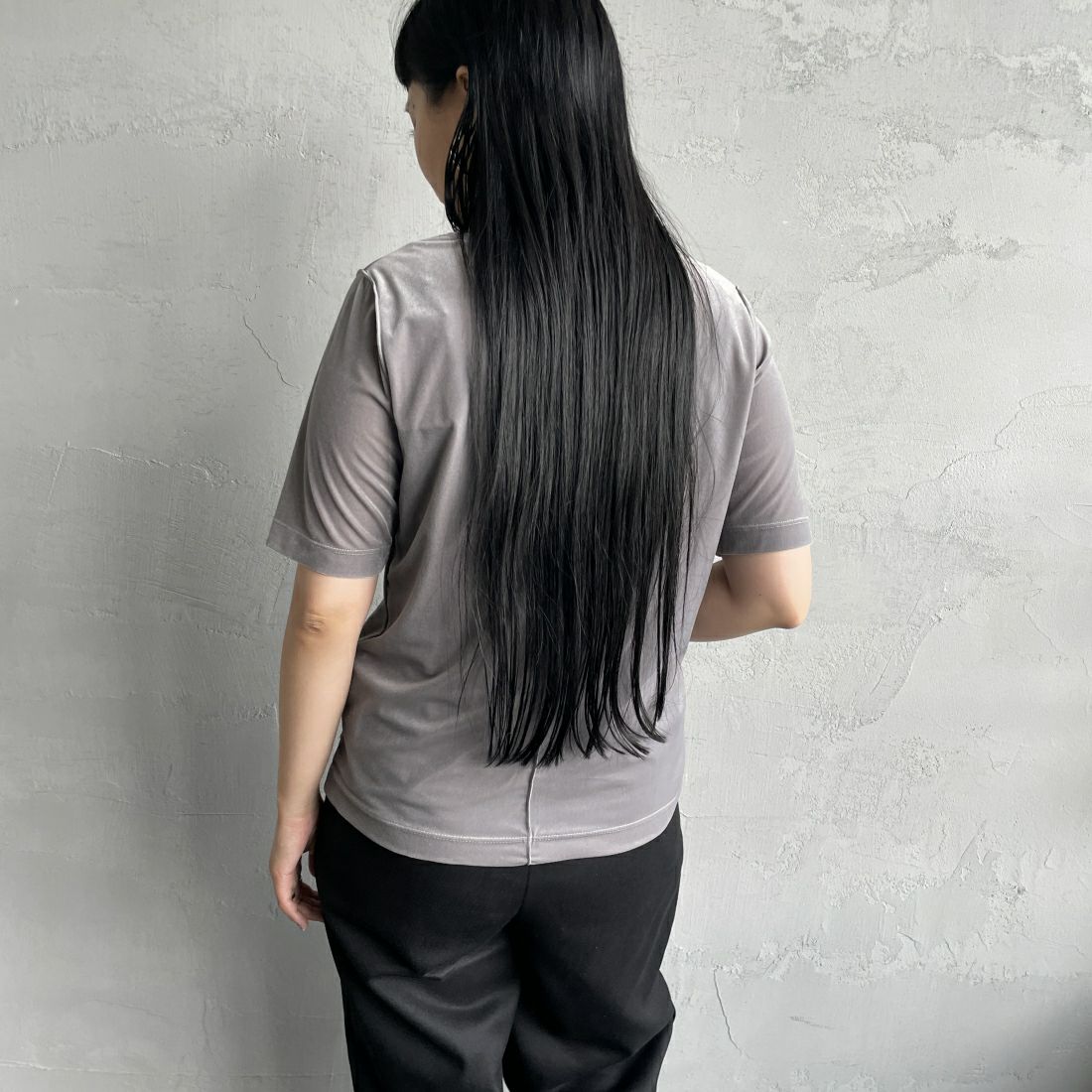 By/m [バイエム] ショートスリーブ シアーベロアTシャツ [24412030] 07 GRAY &&モデル身長：156cm 着用サイズ：F&&