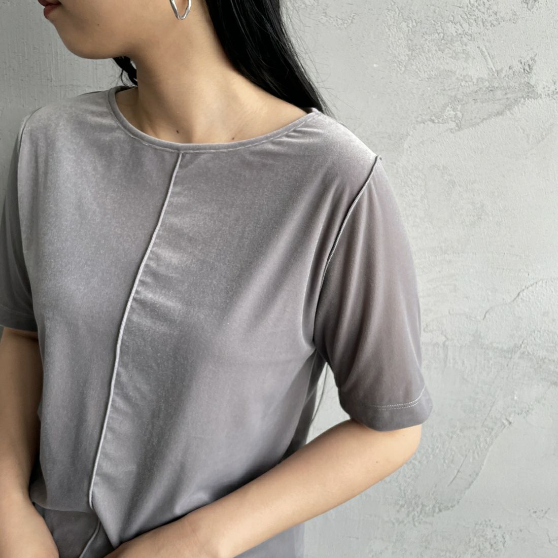 By/m [バイエム] ショートスリーブ シアーベロアTシャツ [24412030] 07 GRAY &&モデル身長：156cm 着用サイズ：F&&