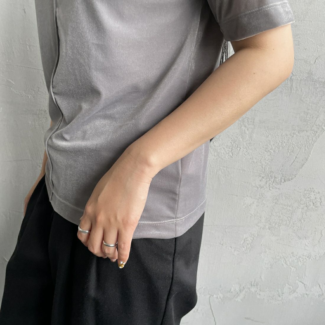 By/m [バイエム] ショートスリーブ シアーベロアTシャツ [24412030] 07 GRAY &&モデル身長：156cm 着用サイズ：F&&