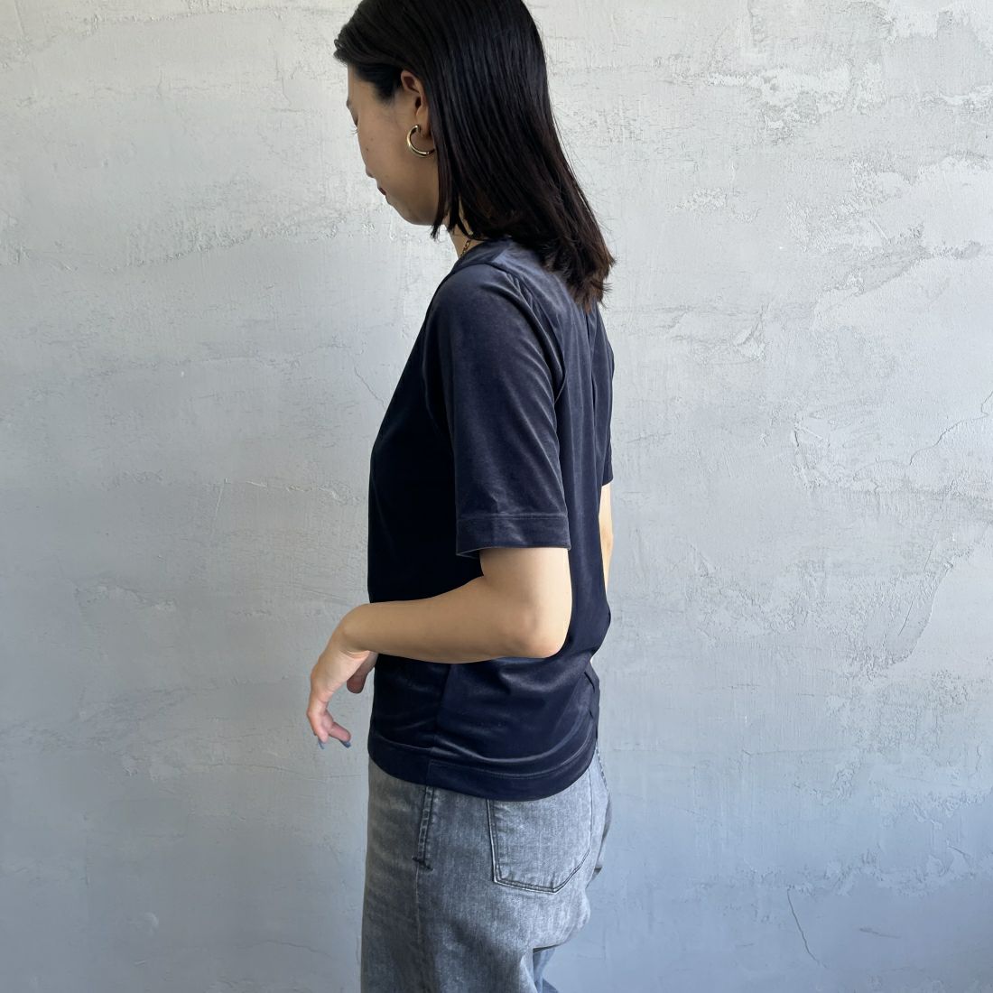 By/m [バイエム] ショートスリーブ シアーベロアTシャツ [24412030] 16 NAVY &&モデル身長：163cm 着用サイズ：F&&