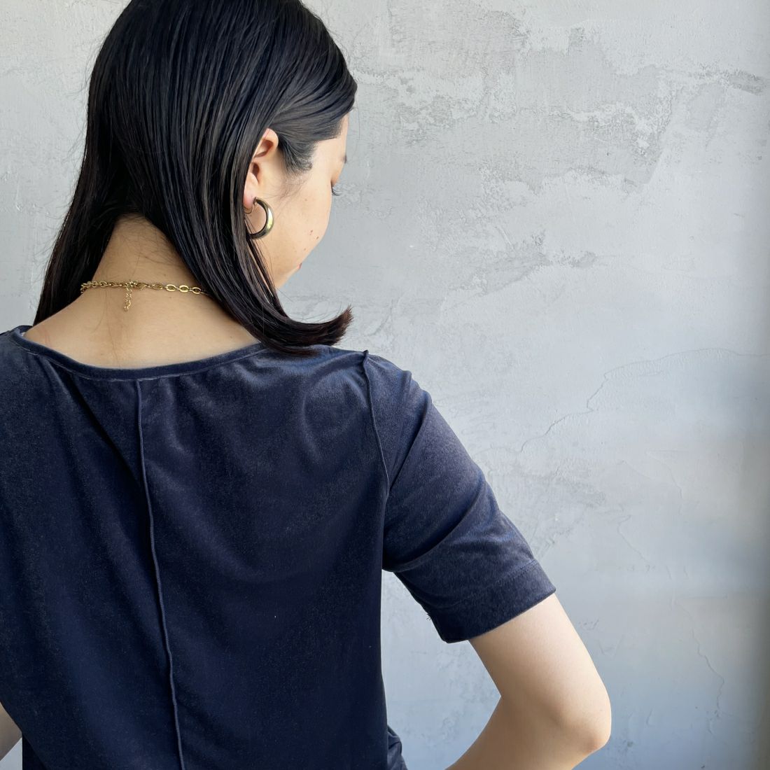 By/m [バイエム] ショートスリーブ シアーベロアTシャツ [24412030] 16 NAVY &&モデル身長：163cm 着用サイズ：F&&