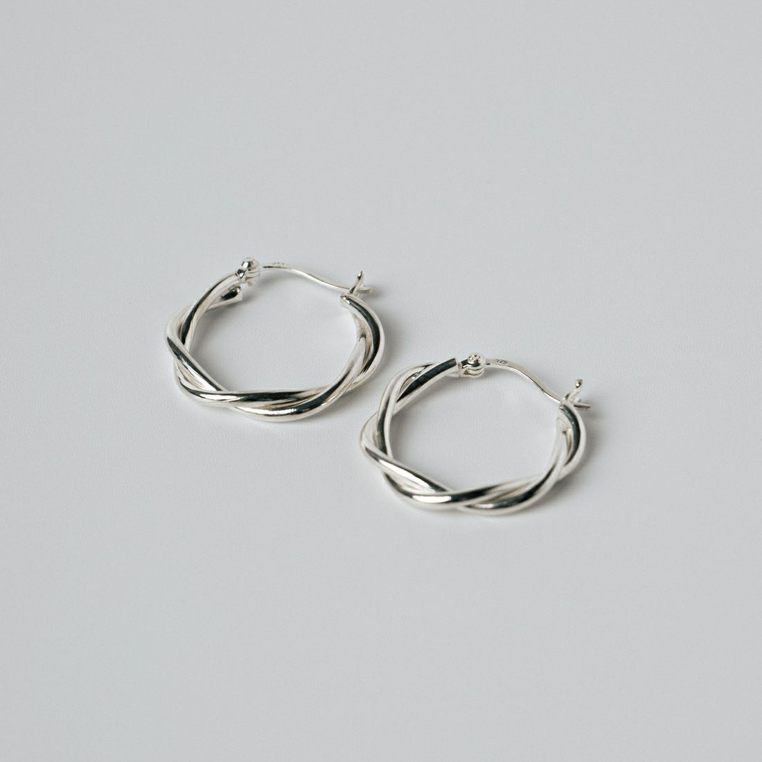 aura [オーラ] ツイストフープピアス [A-P007] SILVER