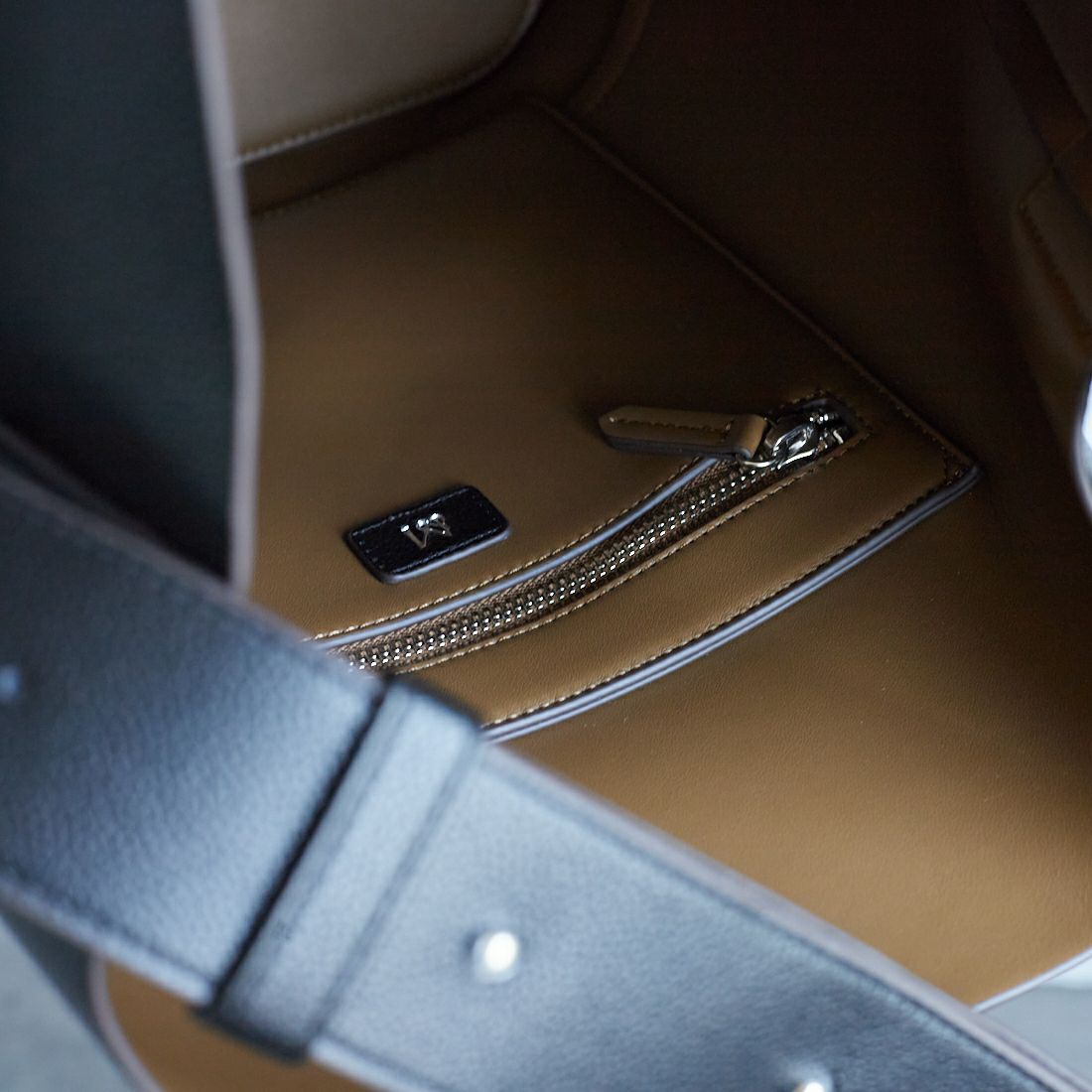 &MyuQ [アンドミューク] 別注 JUNO バケツ型トートバッグ [MCB071-JF] BLK/KHK