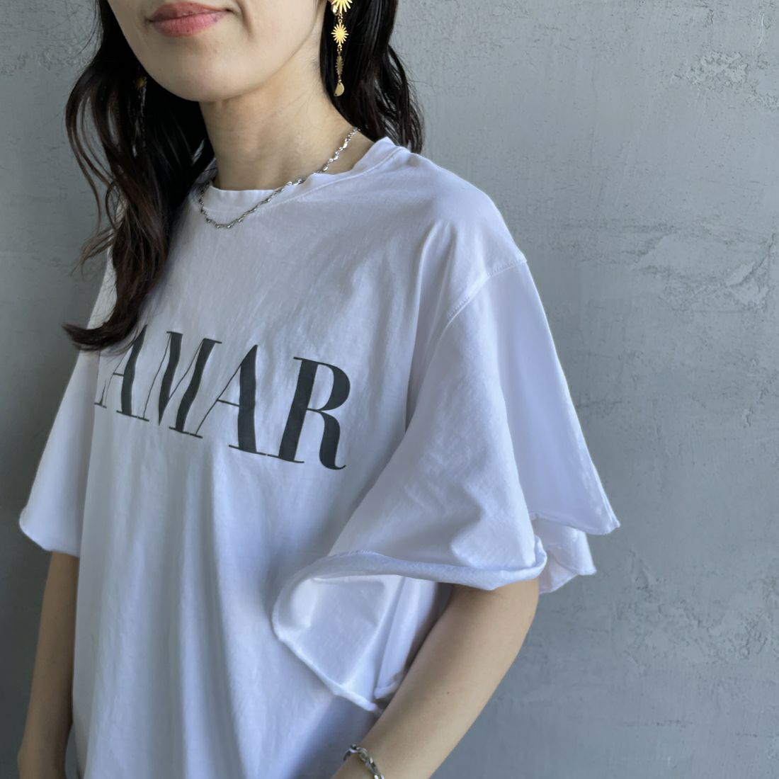 MICA&DEAL [マイカアンドディール] LAMAR ロゴフリルTシャツ [0124209153] WHITE &&モデル身長：160cm 着用サイズ：F&&